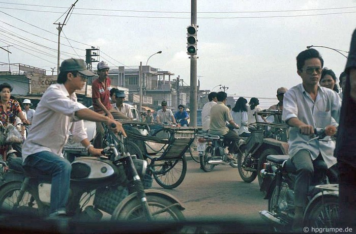 Sài Gòn tấp nập người xe, 1991.